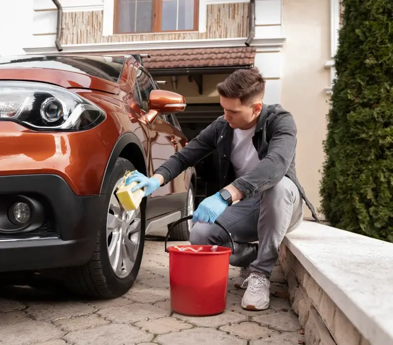 Lavage auto à domicile Prendeignes : professionnel intervenant sur un véhicule